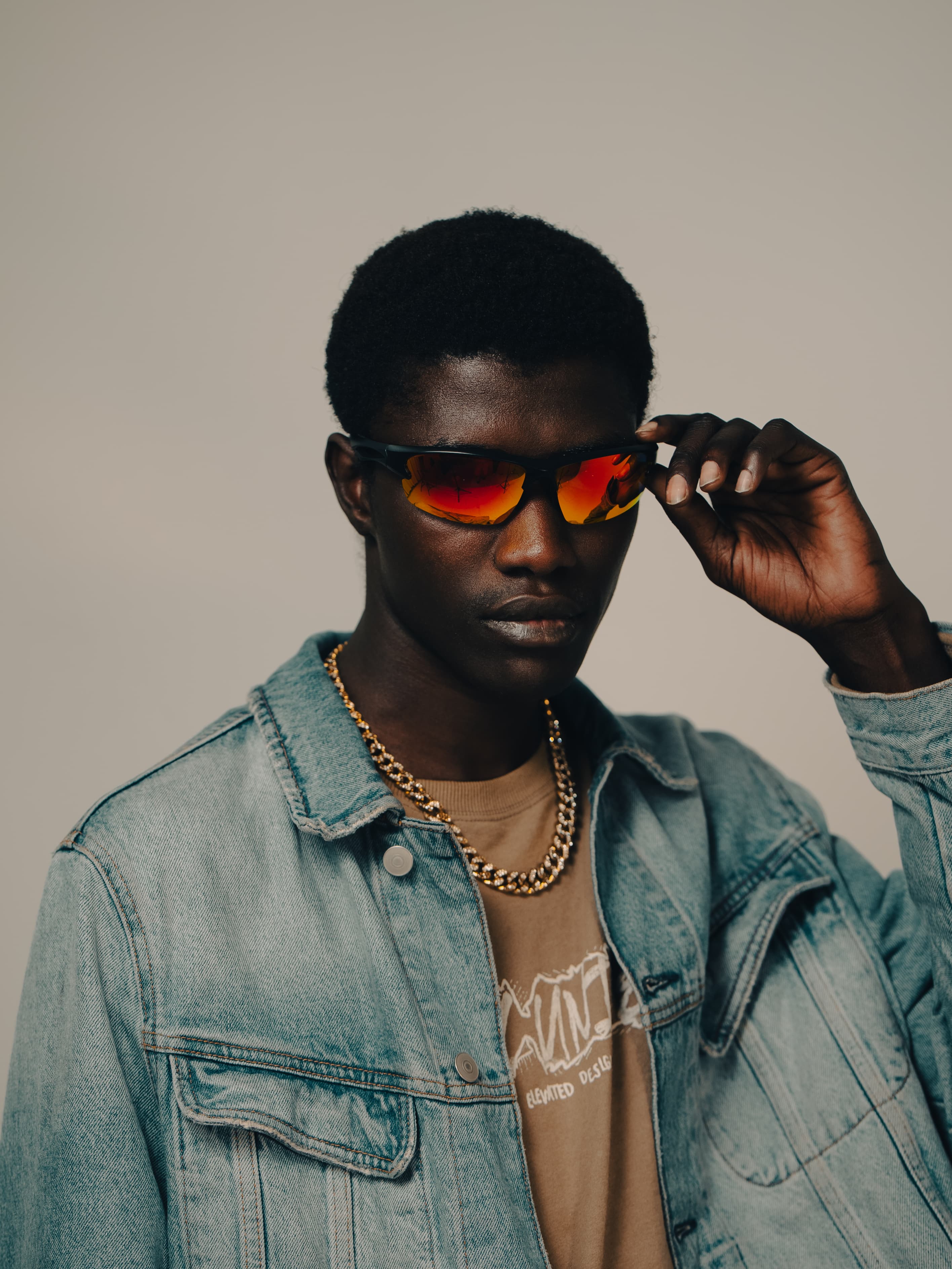 Angolo dello studio fotografico con fondale bianco e luci